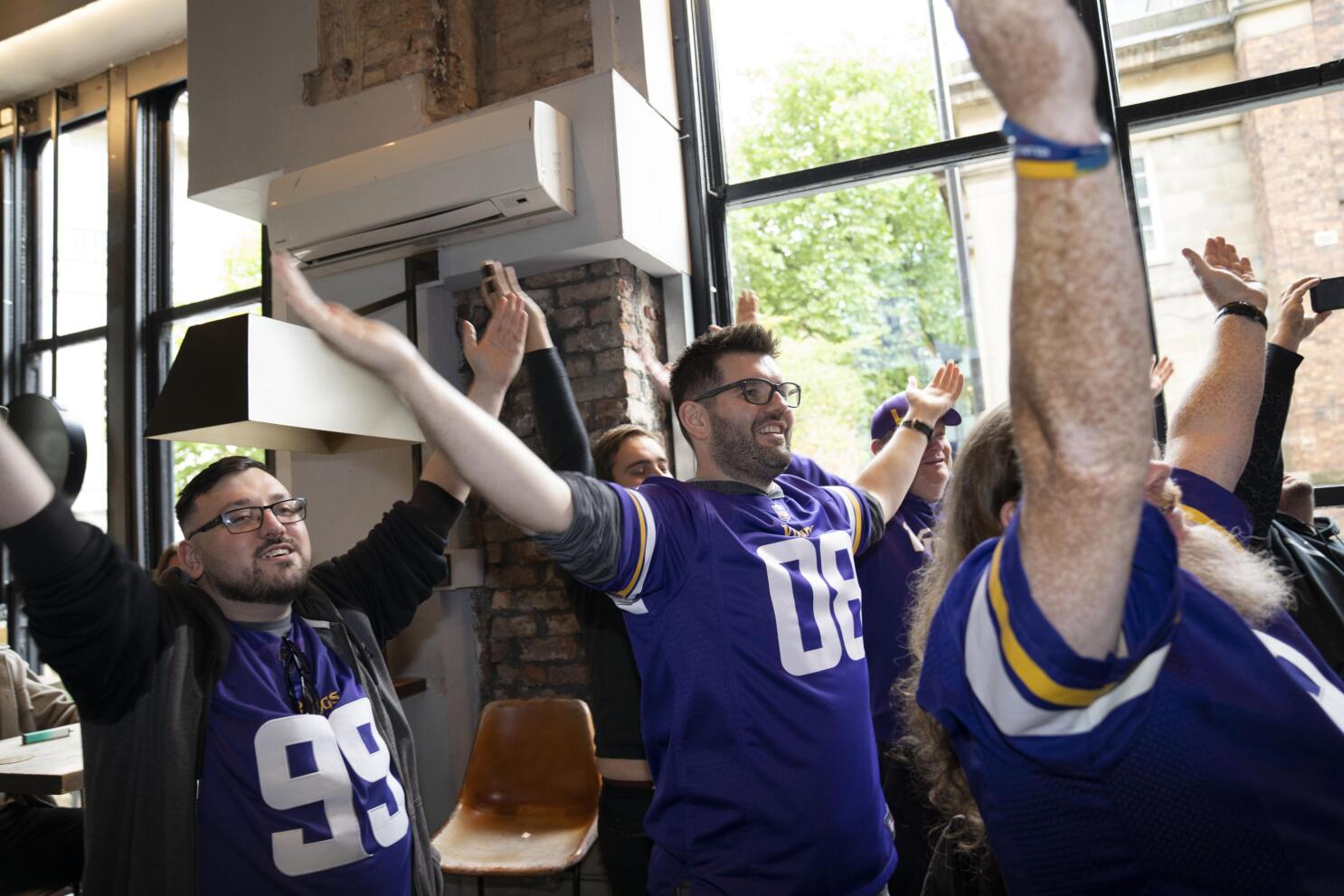 Minnesota vikings t shirt uk deals